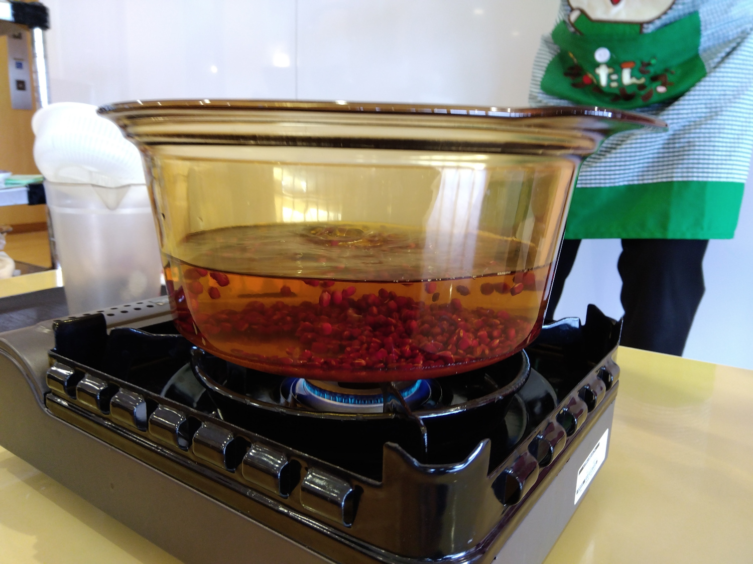 小豆を鍋で煮る様子