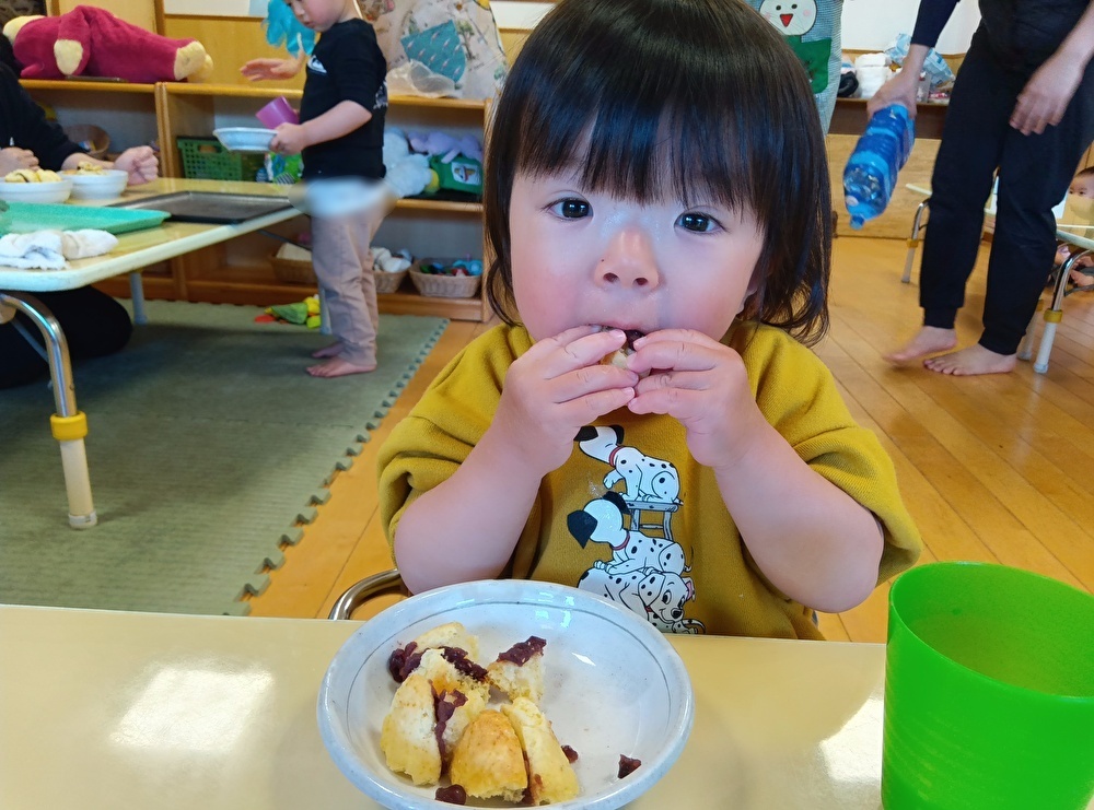 あんこを乗せたホットケーキを食べる子ども