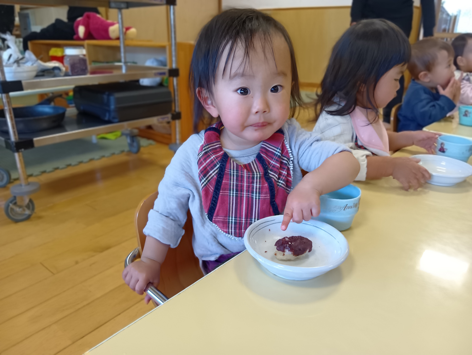 おはぎを食べる子ども