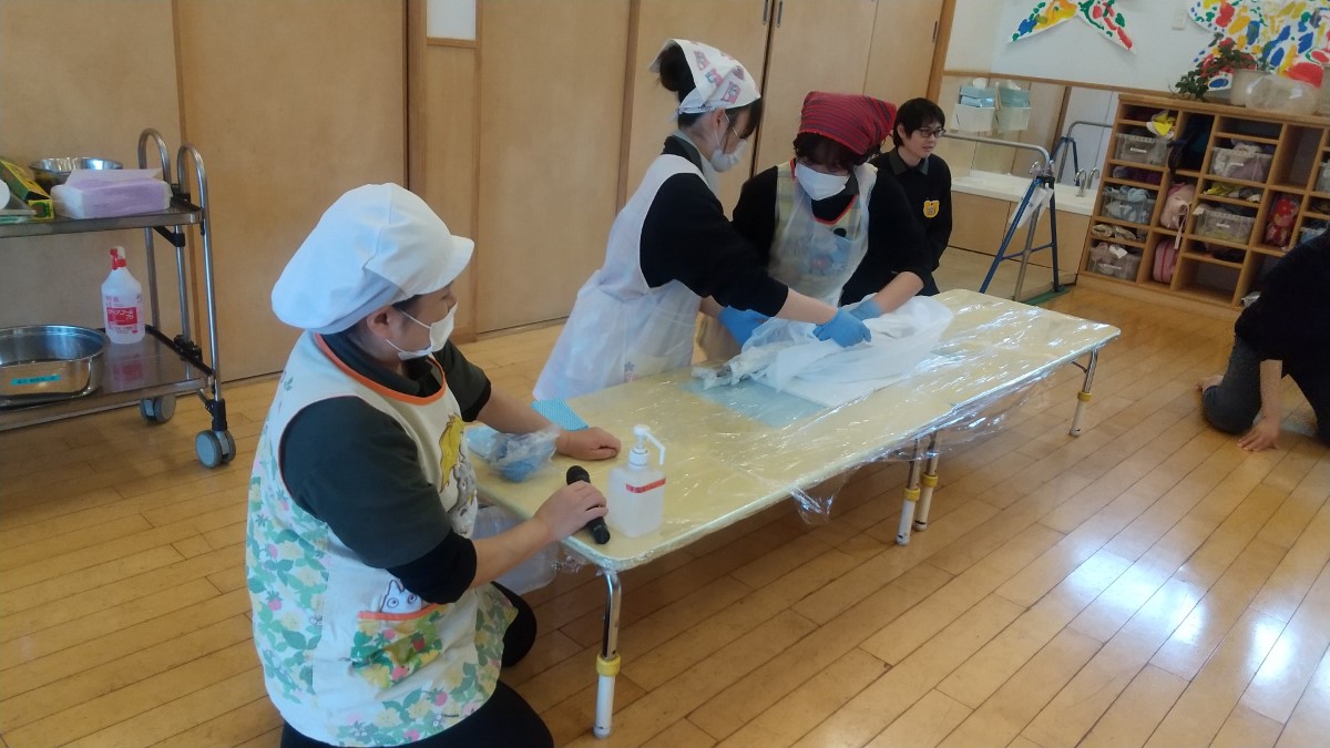 魚の解体を準備するスタッフたち