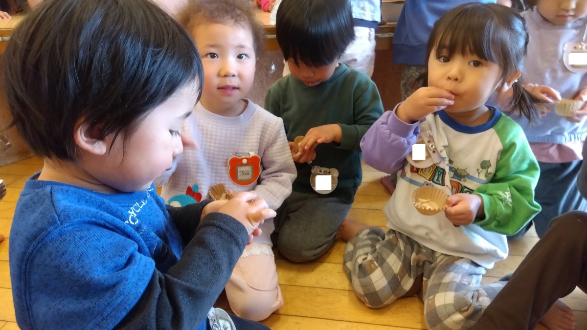 捌いた魚を食べる子どもたち
