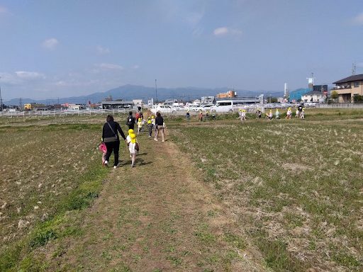 あぜ道を歩く子どもたち