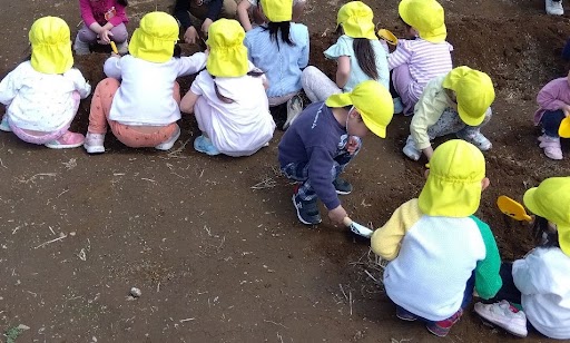 畑に集まる子どもたち