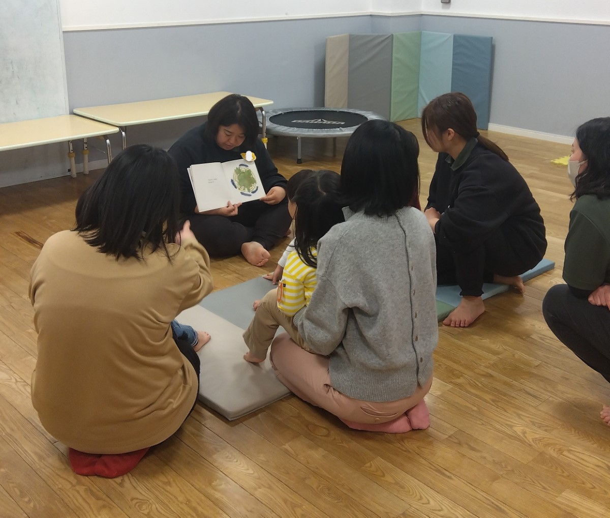 絵本の読み聞かせの様子