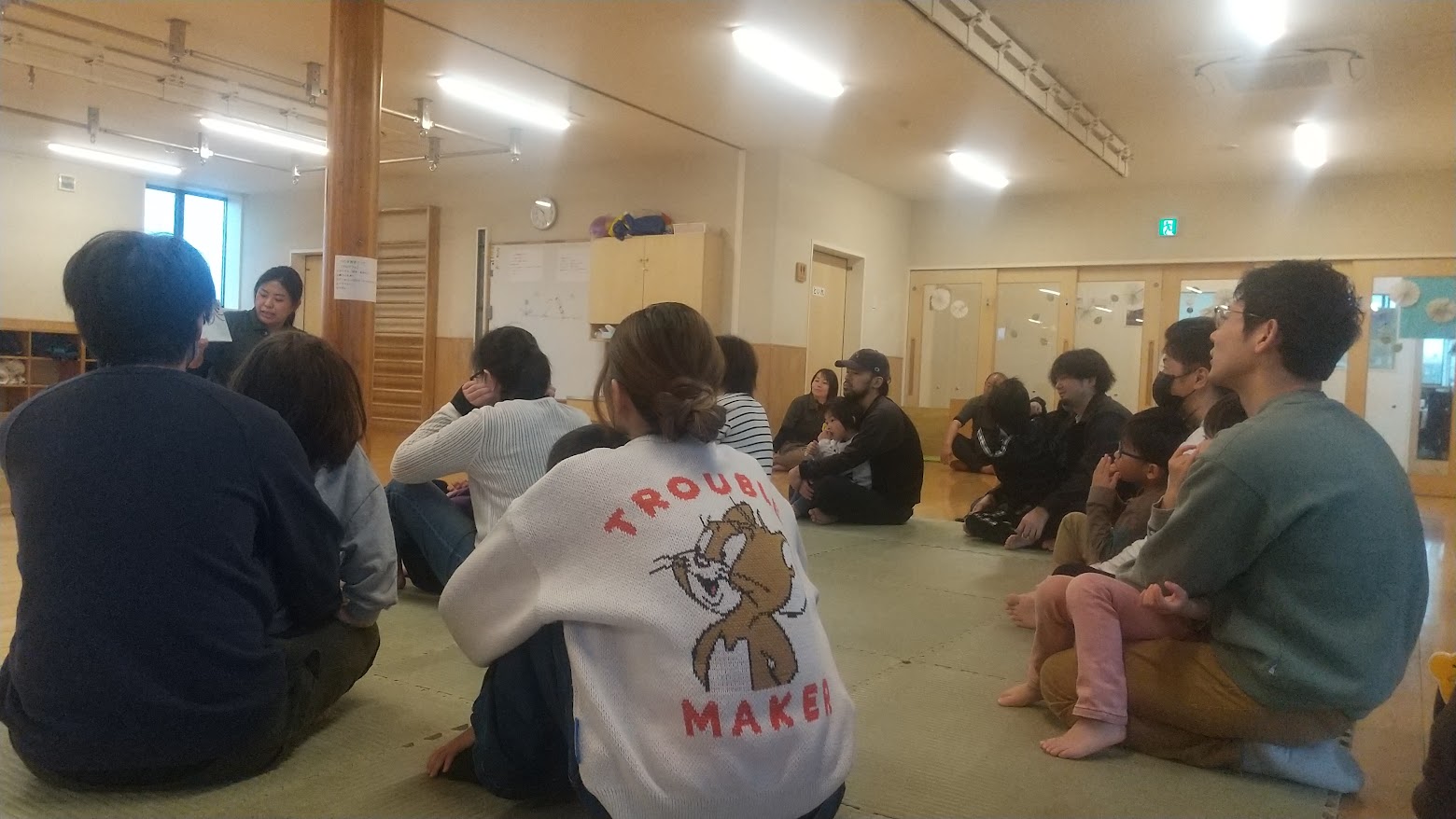 説明を聞く親子