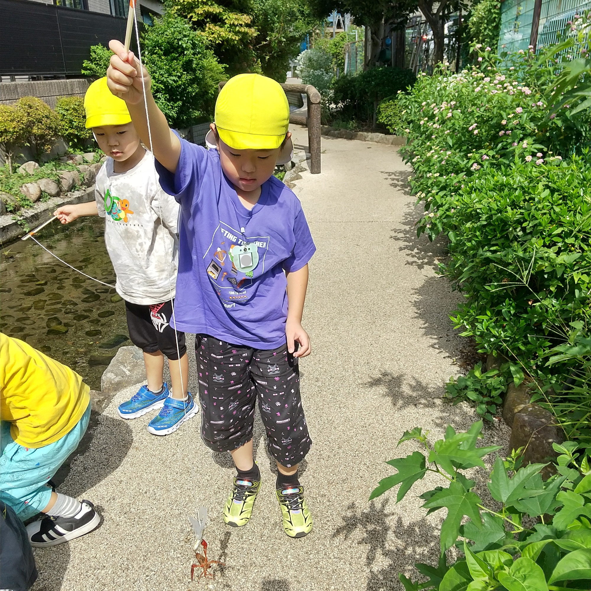 「見て！釣れたよ！」と報告する子どもの様子